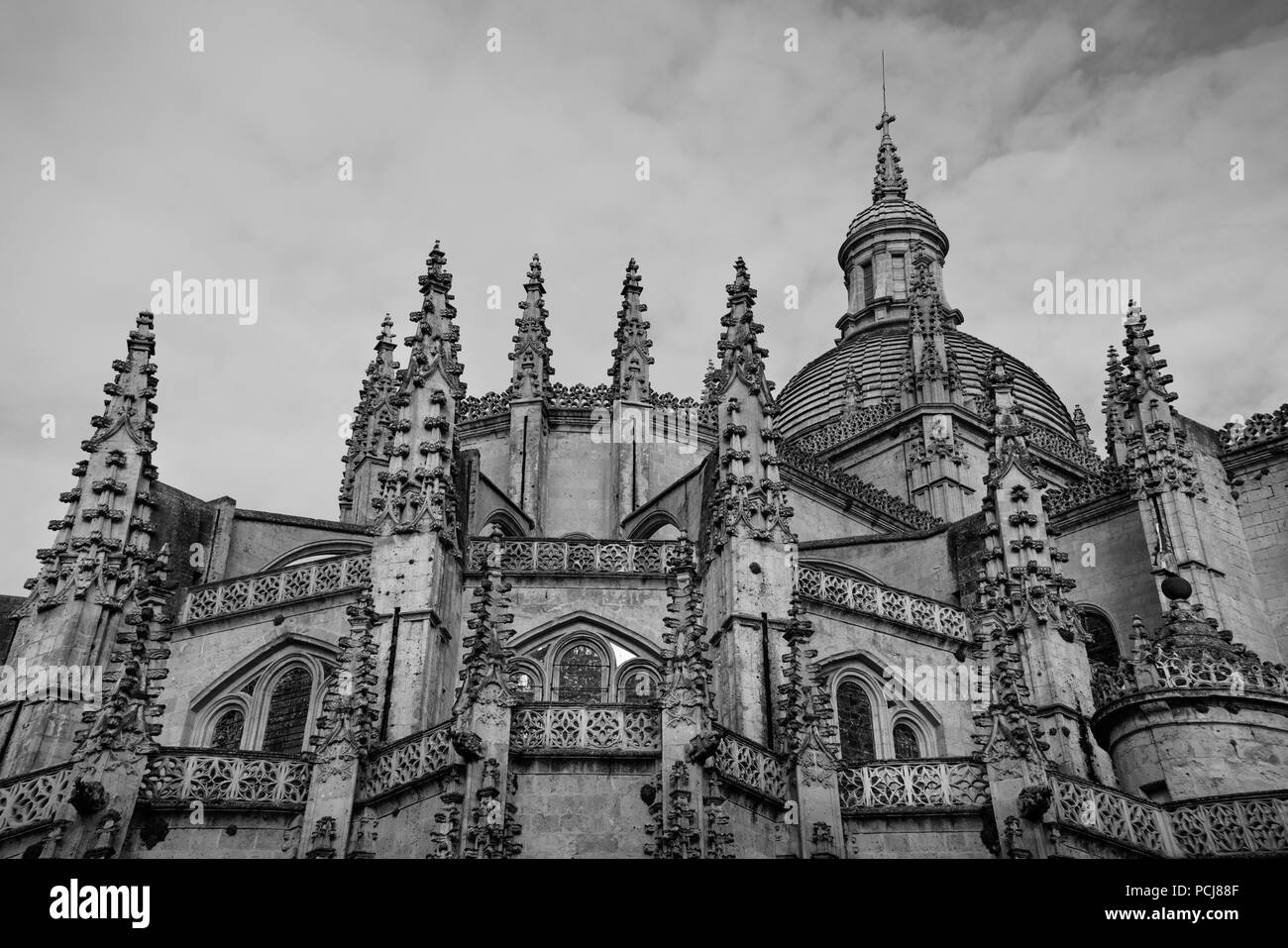 La cattedrale medievale della città di Segovia, Spagna. La cattedrale fu costruita nel XVI secolo ed è una delle attrazioni turistiche della regione. Foto Stock