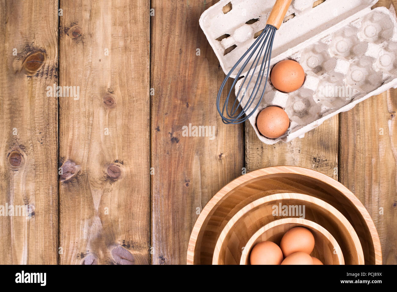 Preparazione Di Torte Fatte In Casa Su Un Sfondo Di Legno Ingredienti E Accessori Per La