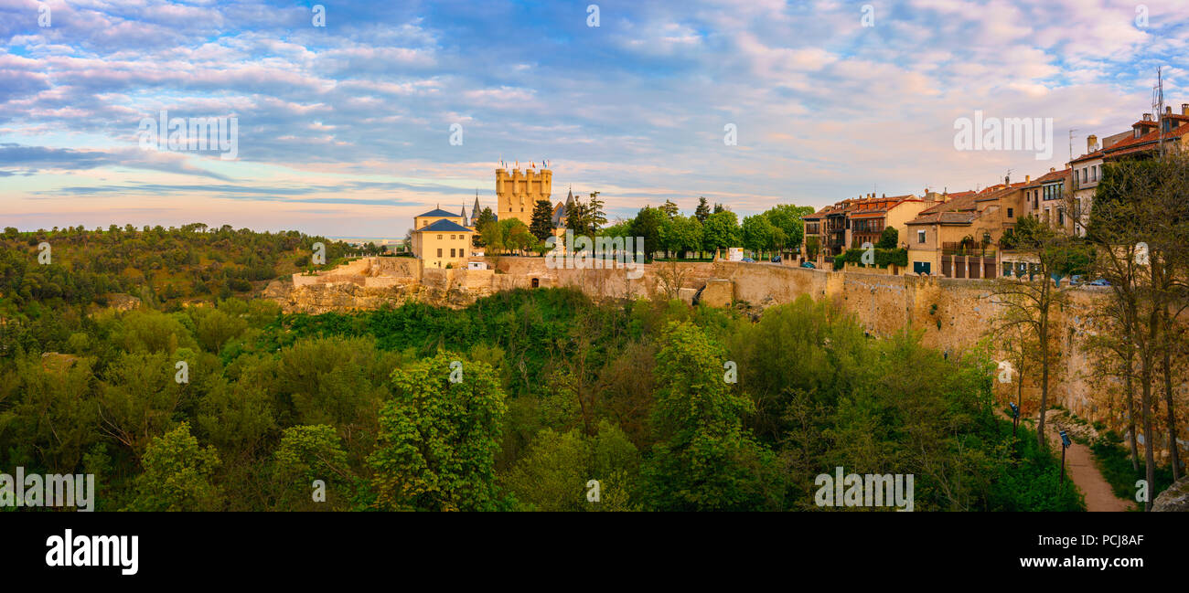 La cinta muraria medievale di Segovia, Spagna, proteggendo il castello della città e circondato da boschi della zona. Foto Stock