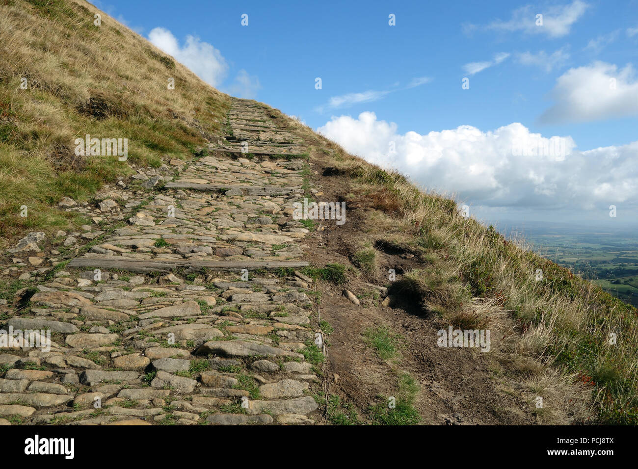 Il ripido sentiero in pietra che conduce fino alla cima della collina Pendle attraverso i gradini sull'estremità grande, Lancashire, Inghilterra, Regno Unito Foto Stock