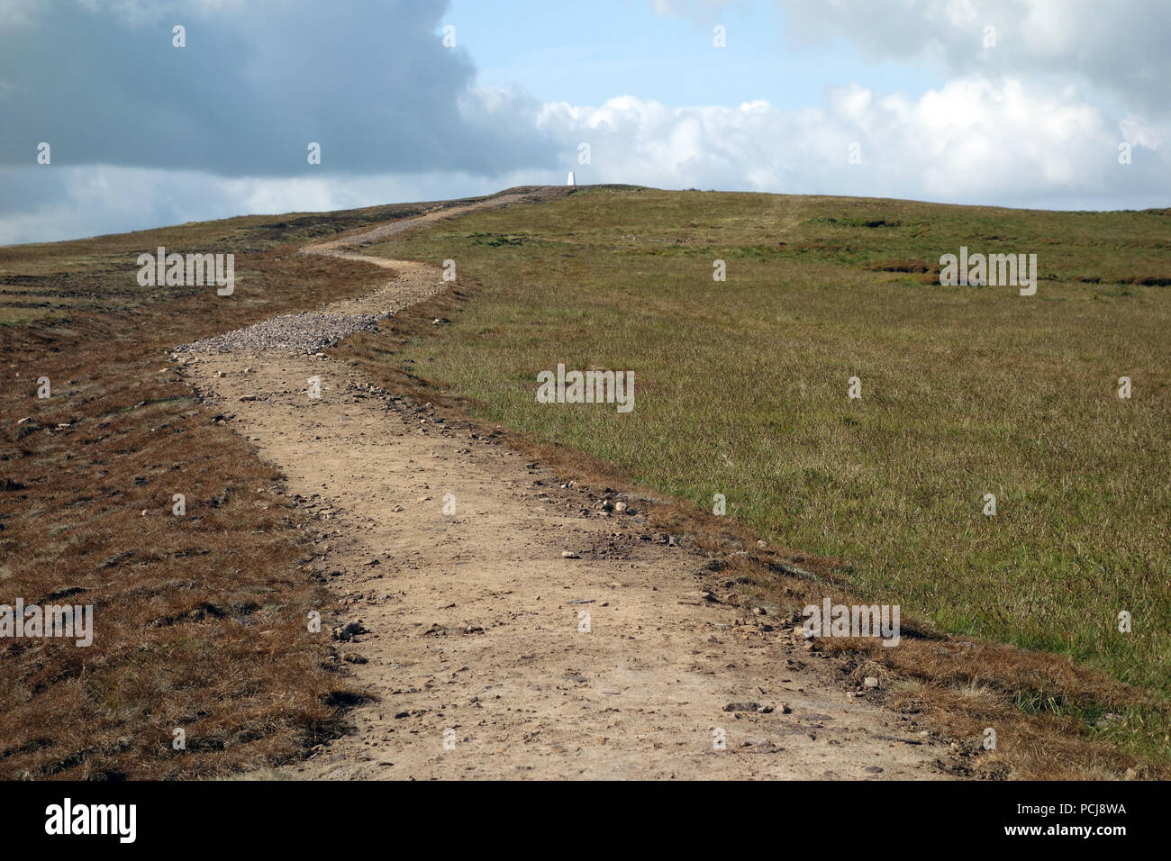 Il nuovo percorso che conduce fino al calcestruzzo Trig colonna sul Vertice di Pendle Hill, Lancashire, Inghilterra, Regno Unito Foto Stock