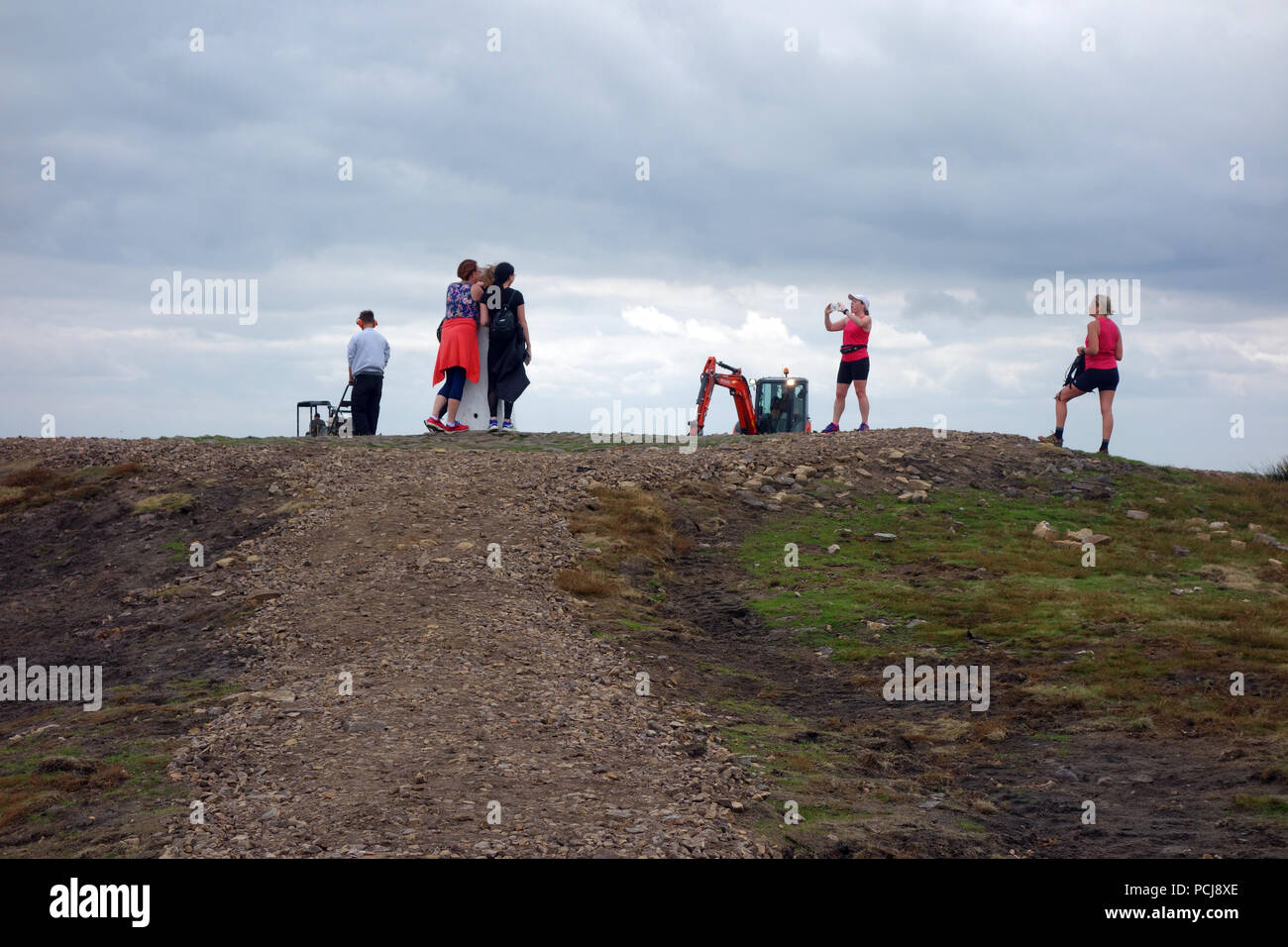 Le persone che assumono le foto nelle vicinanze di lavoro di scavo sul nuovo percorso essendo costruito che conduce fino alla colonna di trig sulla cima della collina di Pendle, Lancashire, Foto Stock