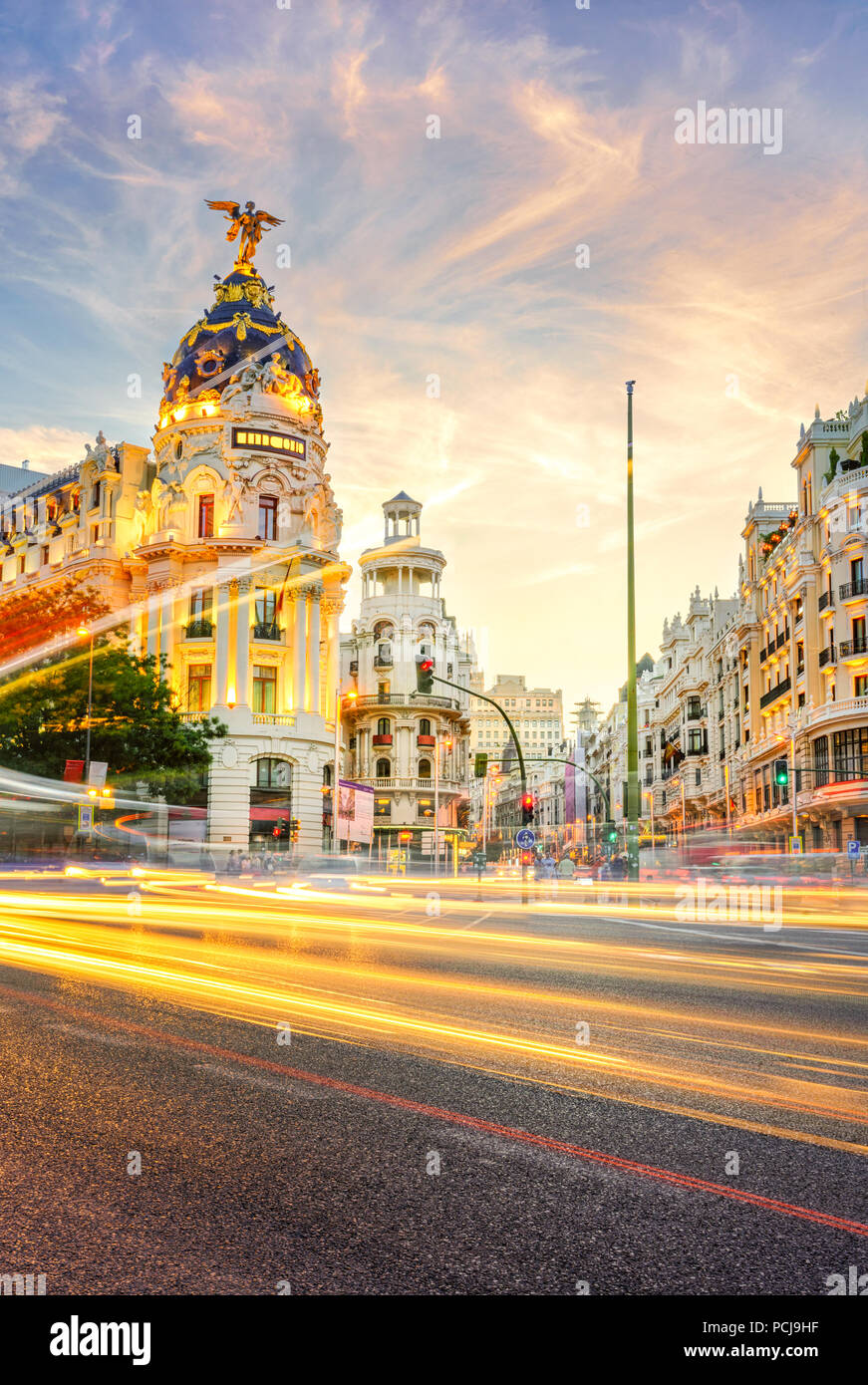 Il centro di Madrid, in Spagna, dove la Calle de Alcala soddisfa la Gran Via. Questi sono due dei più famosi e strade affollate in Madrid. Foto Stock