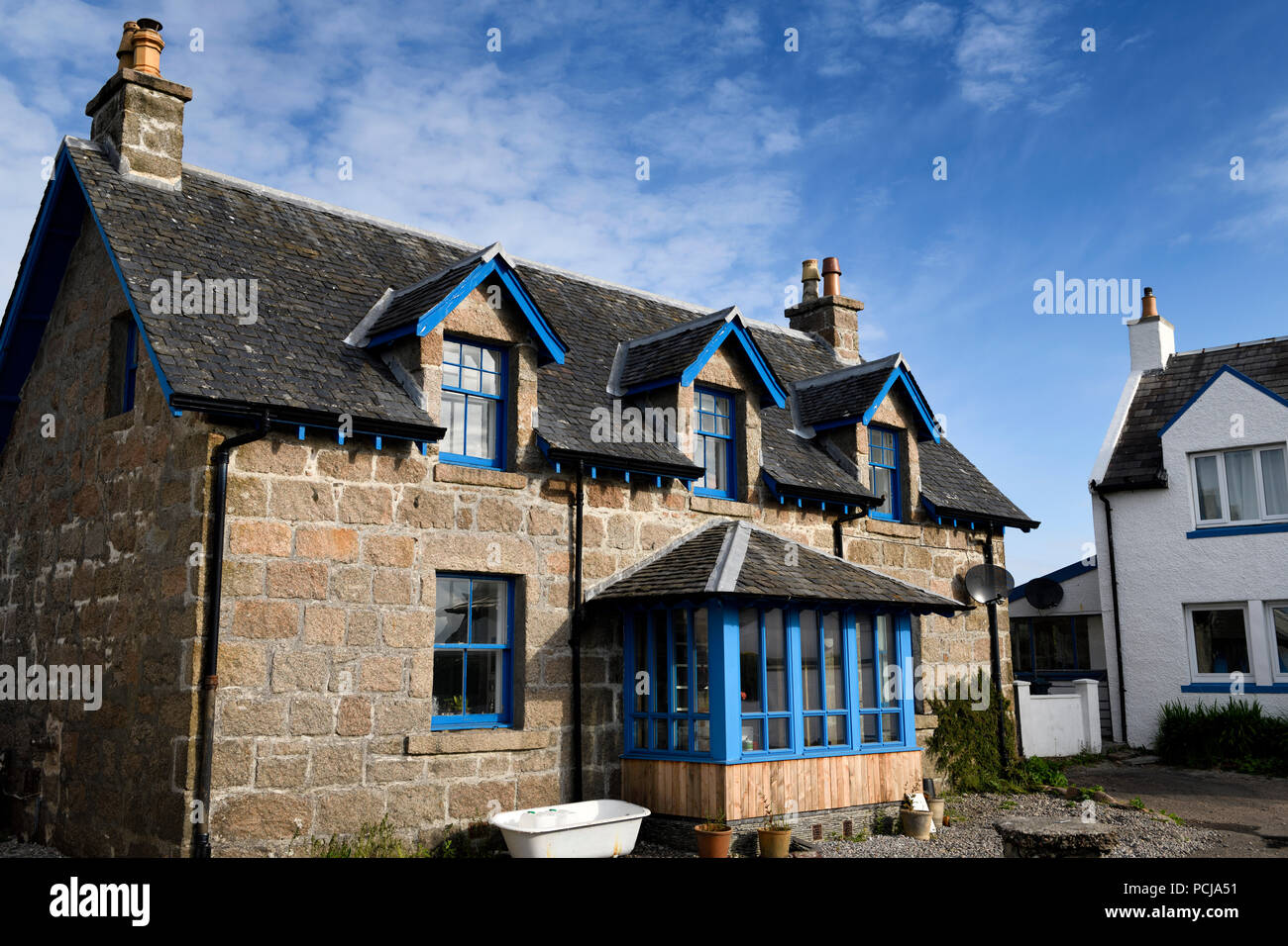 Casa in pietra con rivestimento blu sulla strada principale di Baile Mor villaggio sull isola di Iona Ebridi Interne in Scozia UK Foto Stock