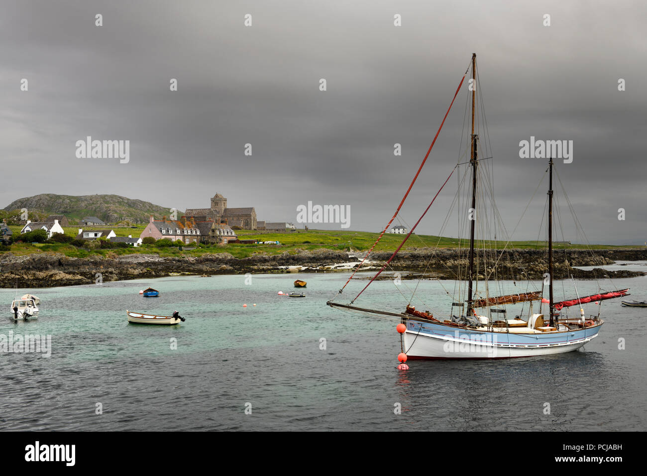 Iona Abbey a Baile Mor villaggio sull isola di Iona nella nube del mattino con la barca a vela sul suono di Iona Ebridi Interne in Scozia UK Foto Stock