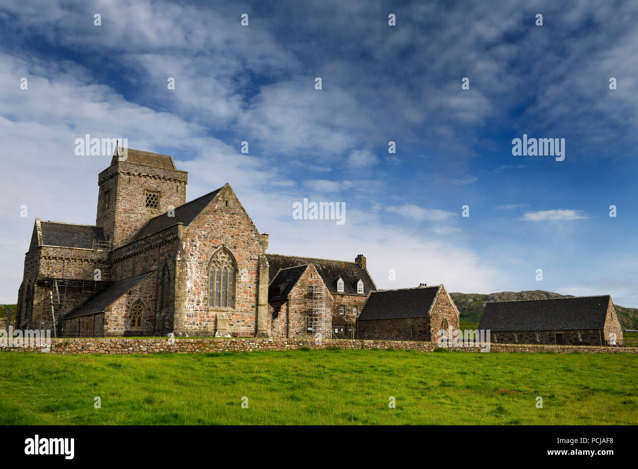 Lavori di restauro a Iona Abbey monastero fondato da San Columba portando il cristianesimo in Scozia su isola di Iona Ebridi Interne in Scozia UK Foto Stock