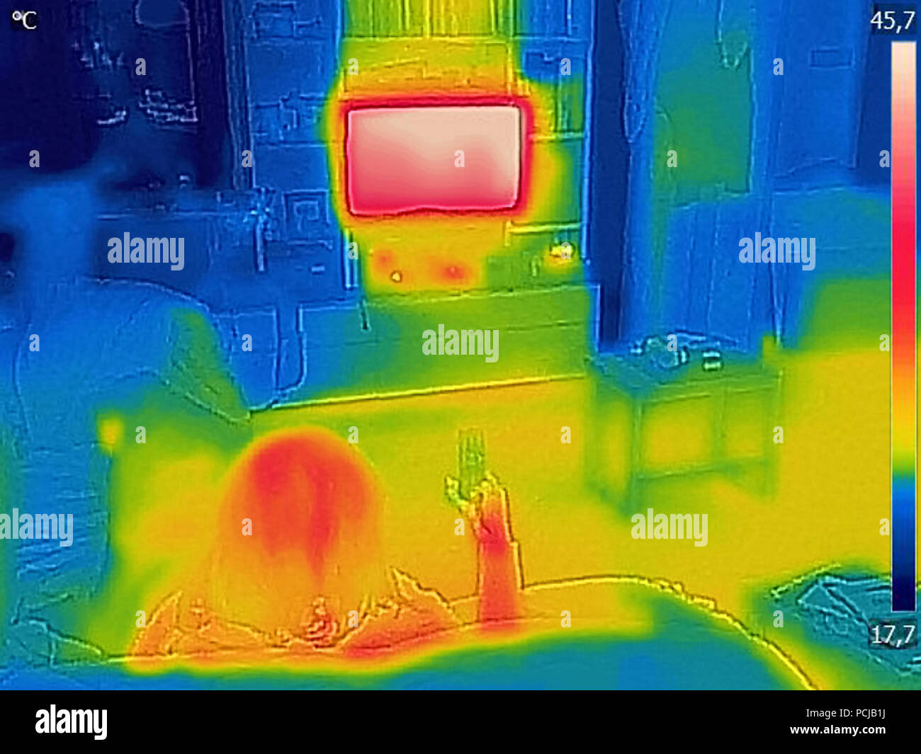Immagine termica foto mentre una donna è di guardare la televisione Foto Stock