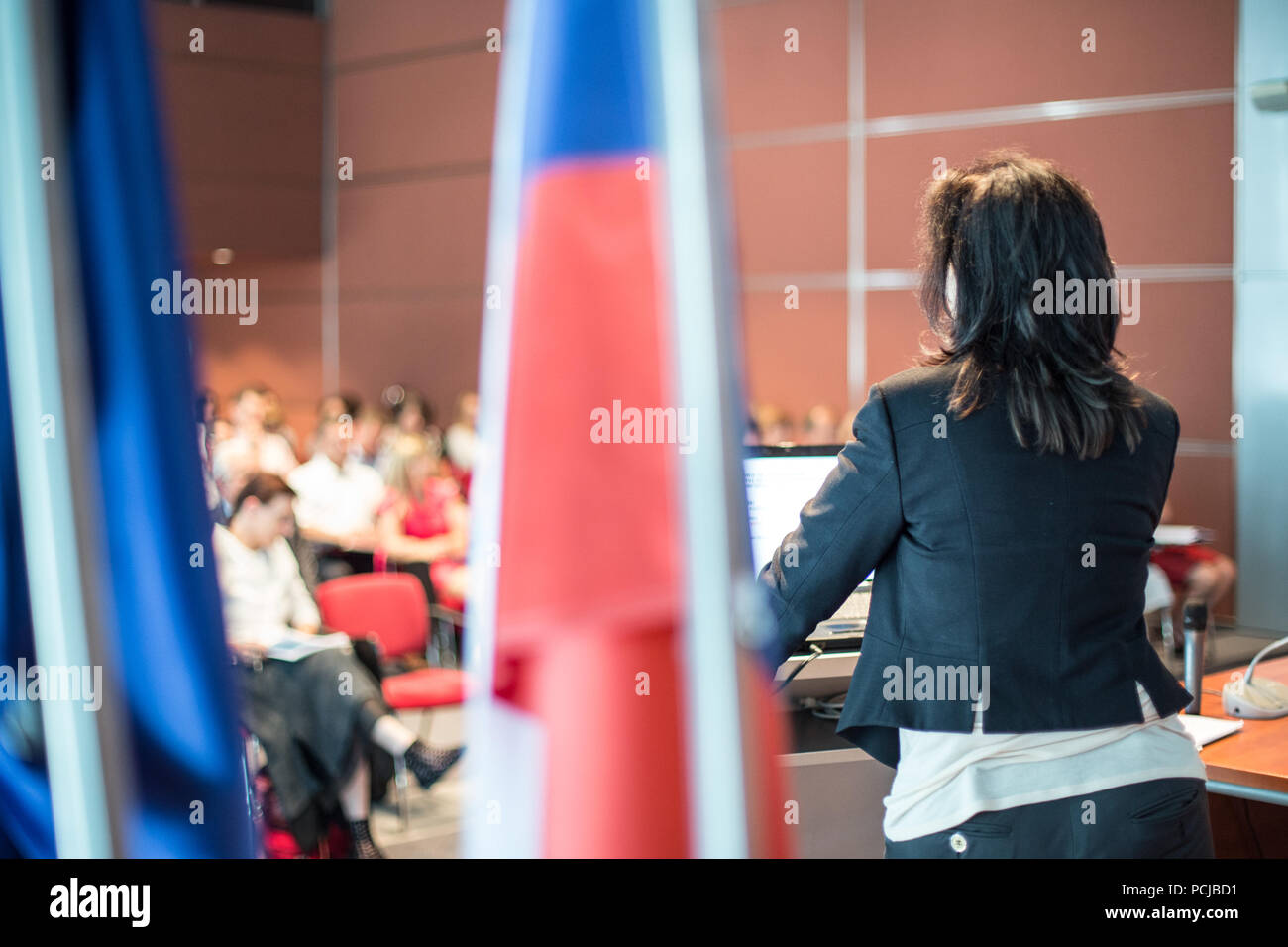 Altoparlante pubblico dando parlare a eventi aziendali. Foto Stock