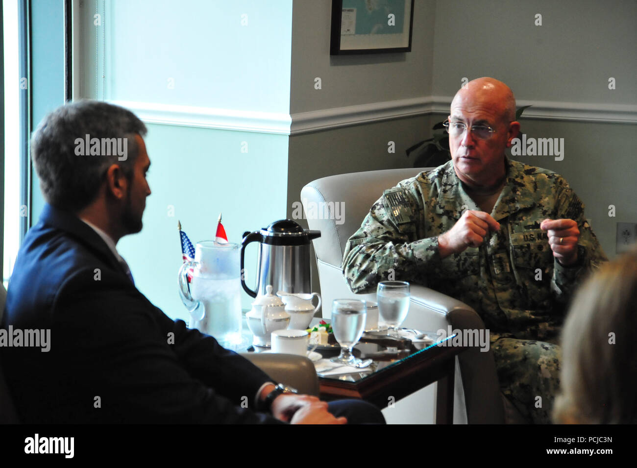 Stati Uniti Navy Adm. Kurt Tidd, comandante della U.S. Comando Sud, chat con il Paraguay Presidente eletto Mario Abdo Benitez durante un incontro privato presso gli Stati Uniti quartier generale militare Luglio 30. Abdo Benítez, Tidd e altri alti dirigenti hanno discusso gli Stati Uniti-Paraguay partnership di difesa. Lo stretto legami di collaborazione tra gli Stati Uniti e il Paraguay includono molti decenni di una forte cooperazione in materia di sicurezza sulla base di interessi comuni e obiettivi condivisi e di rispetto reciproco. (U.S. Comando Sud Foto di Juan chiari) Foto Stock