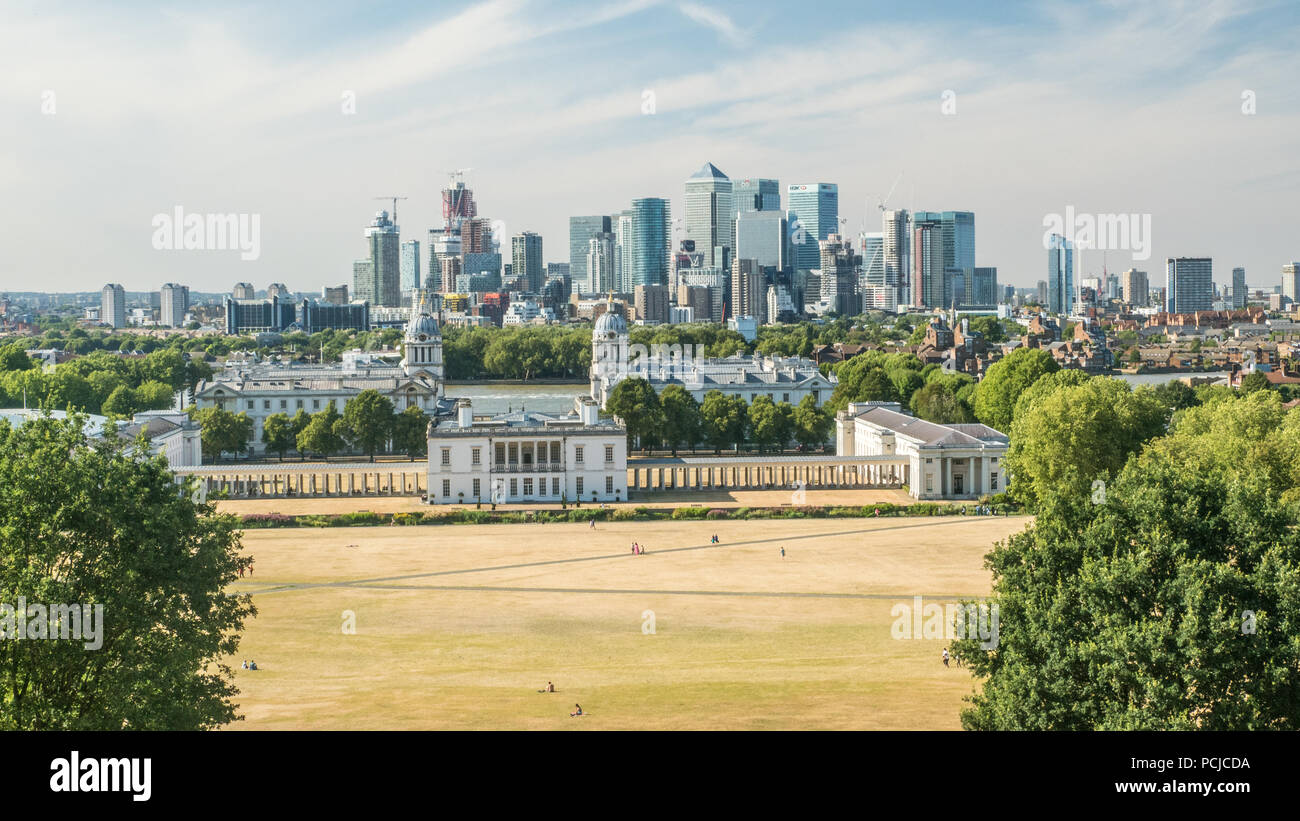 Vista dal parco di Greenwich verso l'Università (Old Royal Naval College) con il Fiume Tamigi ed i grattacieli di Canary Wharf dietro. Foto Stock