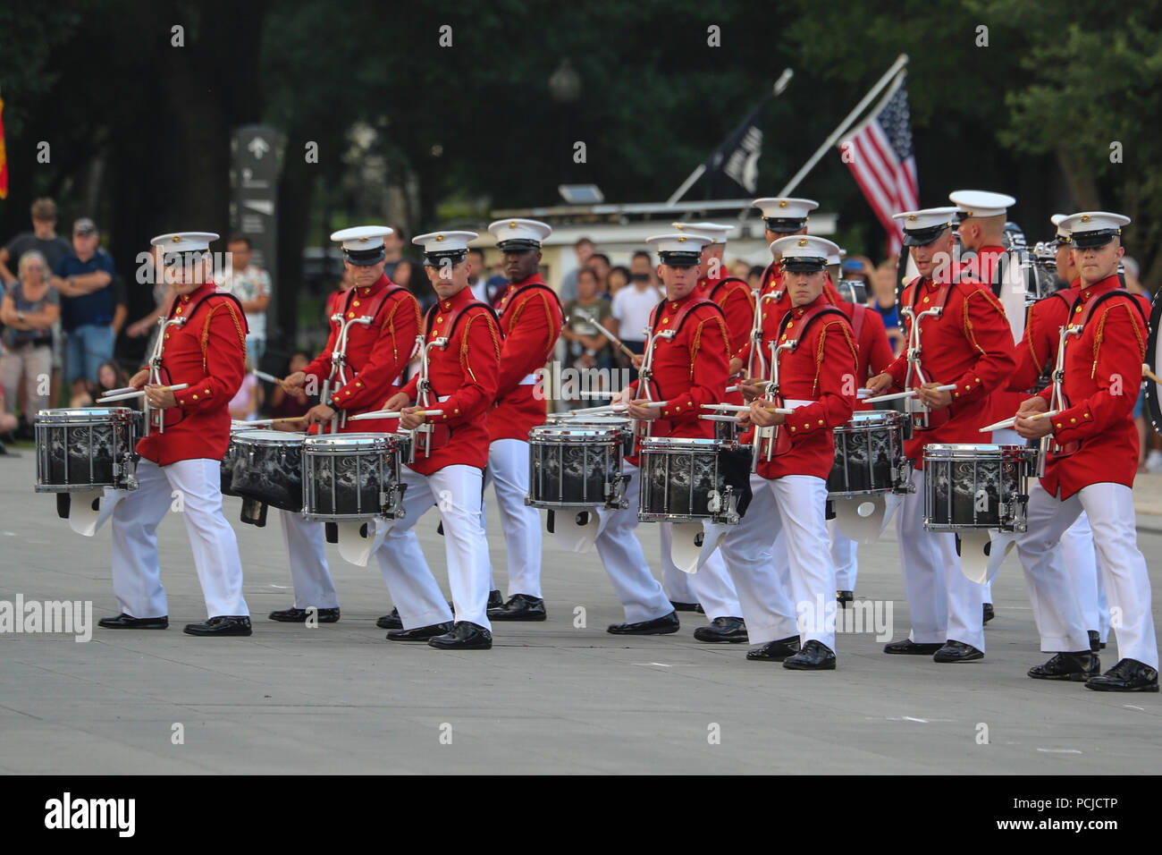 Marines con "Il comandante della propria", U.S. Marine Drum & Bugle Corps eseguire la loro "musica in movimento" sequenza durante un martedì tramonto Parade presso il Lincoln Memorial, Washington D.C., 31 luglio 2018. L ospite d onore per la parata è stata Dana bianco, assistente del Segretario della Difesa per gli affari pubblici e l'hosting ufficiale è stato il Brig. Gen. William Seely III, direttore dell Ufficio di Marine Corps comunicazioni. (Ufficiale DEGLI STATI UNITI Marine Corps Foto di Cpl. Damon Mclean/rilasciato) Foto Stock