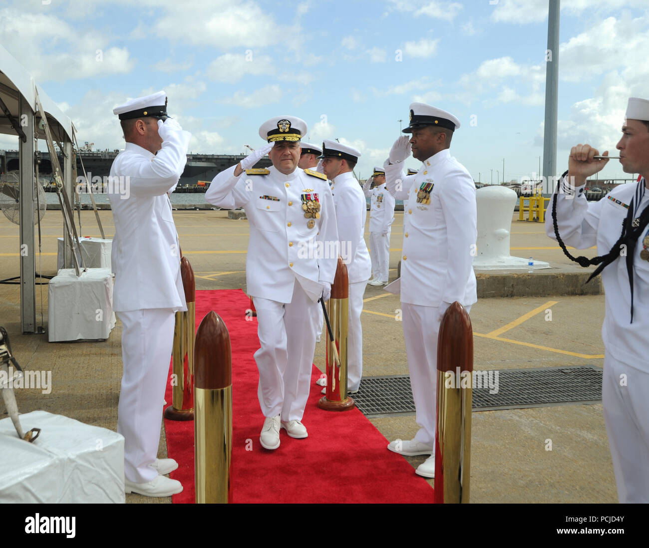 NORFOLK, Virginia (Agosto 1, 2018) Vice Adm. Giuseppe Tofalo, comandante delle forze sottomarine, passeggiate attraverso il lato boys durante la Squadriglia Sommergibili sei modifica del comando a bordo della Virginia-class attack submarine USS Washington (SSN 787) in Norfolk, Virginia Capt. Martin Muckian alleviato Capt. Carl Hartsfield come comandante, Squadriglia Sommergibili sei. (U.S. Foto della marina da capo la comunicazione di massa specialista Darryl legno/rilasciato) Foto Stock