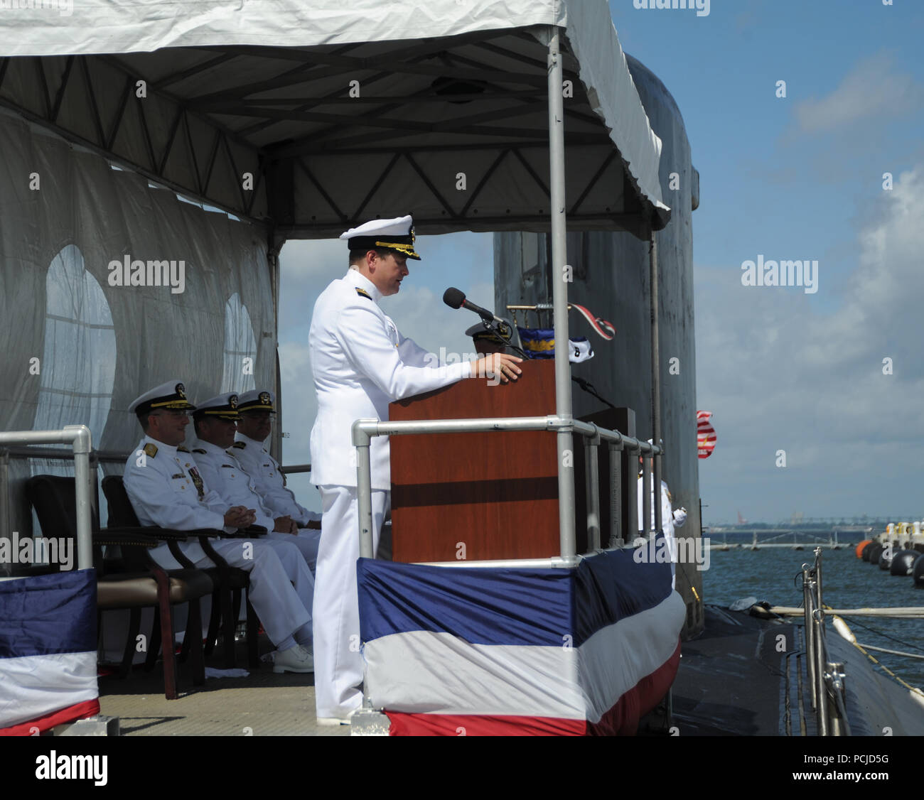 NORFOLK, Virginia (Agosto 1, 2018) Capt. Carl Hartsfield, il comandante uscente della Squadriglia Sommergibili sei legge i suoi ordini durante un cambiamento di cerimonia di comando a bordo della Virginia-classe fast-attacco sommergibile USS Washington (SSN 787) in Norfolk, Virginia Capt. Martin Muckian alleviato Hartsfield come comandante, Squadriglia Sommergibili sei. (U.S. Foto della marina da capo la comunicazione di massa specialista Darryl legno/rilasciato) Foto Stock