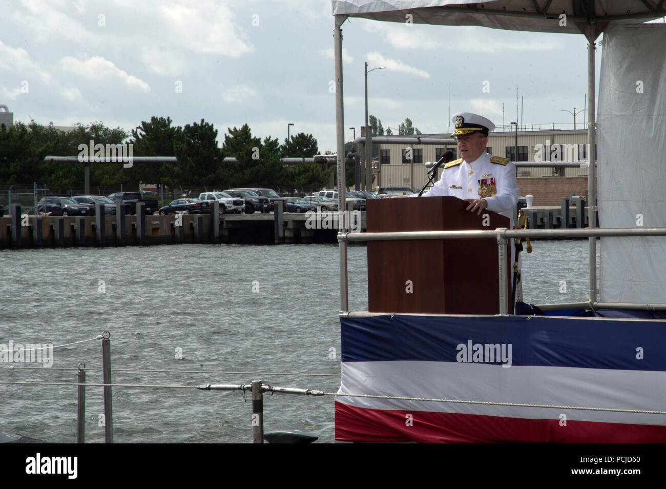 NORFOLK, Virginia (Agosto 1, 2018) Vice Adm. Giuseppe Tofalo, comandante delle forze sottomarine, indirizzi ospiti durante il sommergibile Squadron sei cambiamento di cerimonia di comando a bordo della Virginia-class attack submarine USS Washington (SSN 787) in Norfolk, Virginia Capt. Martin Muckian alleviato Capt. Carl Hartsfield come comandante, Squadriglia Sommergibili sei. (U.S. Foto di Marina di Massa lo specialista di comunicazione 1a classe Jeffrey M. Richardson/rilasciato) Foto Stock