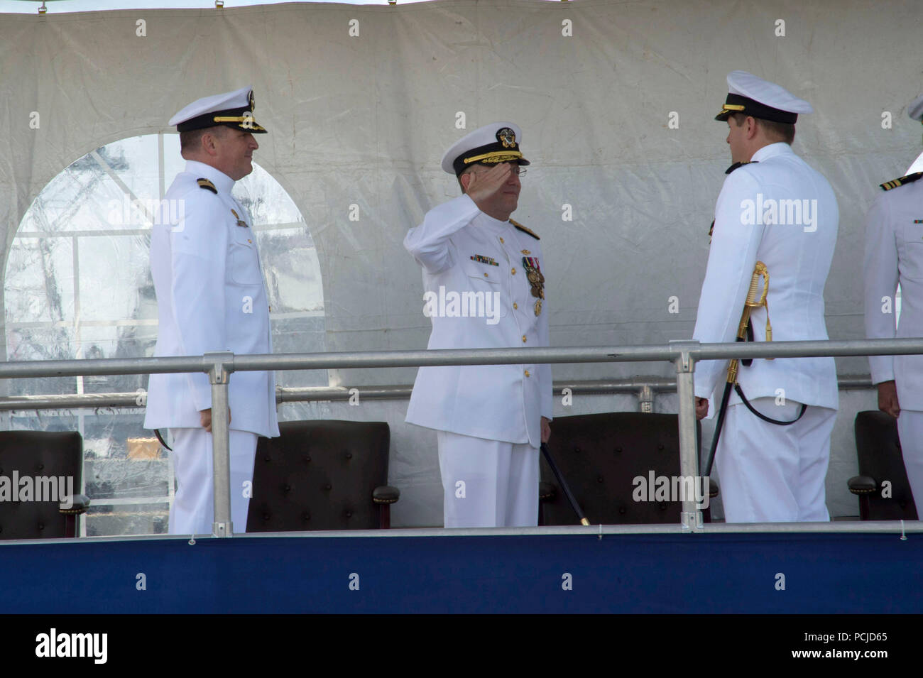 NORFOLK, Virginia (Agosto 1, 2018) Capt. Carl Hartsfield, il comandante uscente della Squadriglia Sommergibili sei, saluta Vice Adm. Giuseppe Tofalo, comandante delle forze sottomarine, come egli relinqueshes comando durante un cambiamento di cerimonia di comando a bordo della Virginia-class attack submarine USS Washington (SSN 787) in Norfolk, Virginia Muckian alleviato Capt. Carl Hartsfield come comandante, Squadriglia Sommergibili sei. (U.S. Foto di Marina di Massa lo specialista di comunicazione 1a classe Jeffrey M. Richardson/rilasciato) Foto Stock