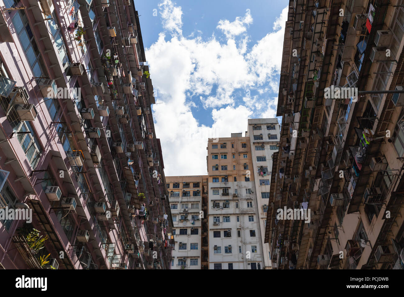 Hong Kong architettura urbana sfondo, enorme blocco di appartamenti pareti Foto Stock