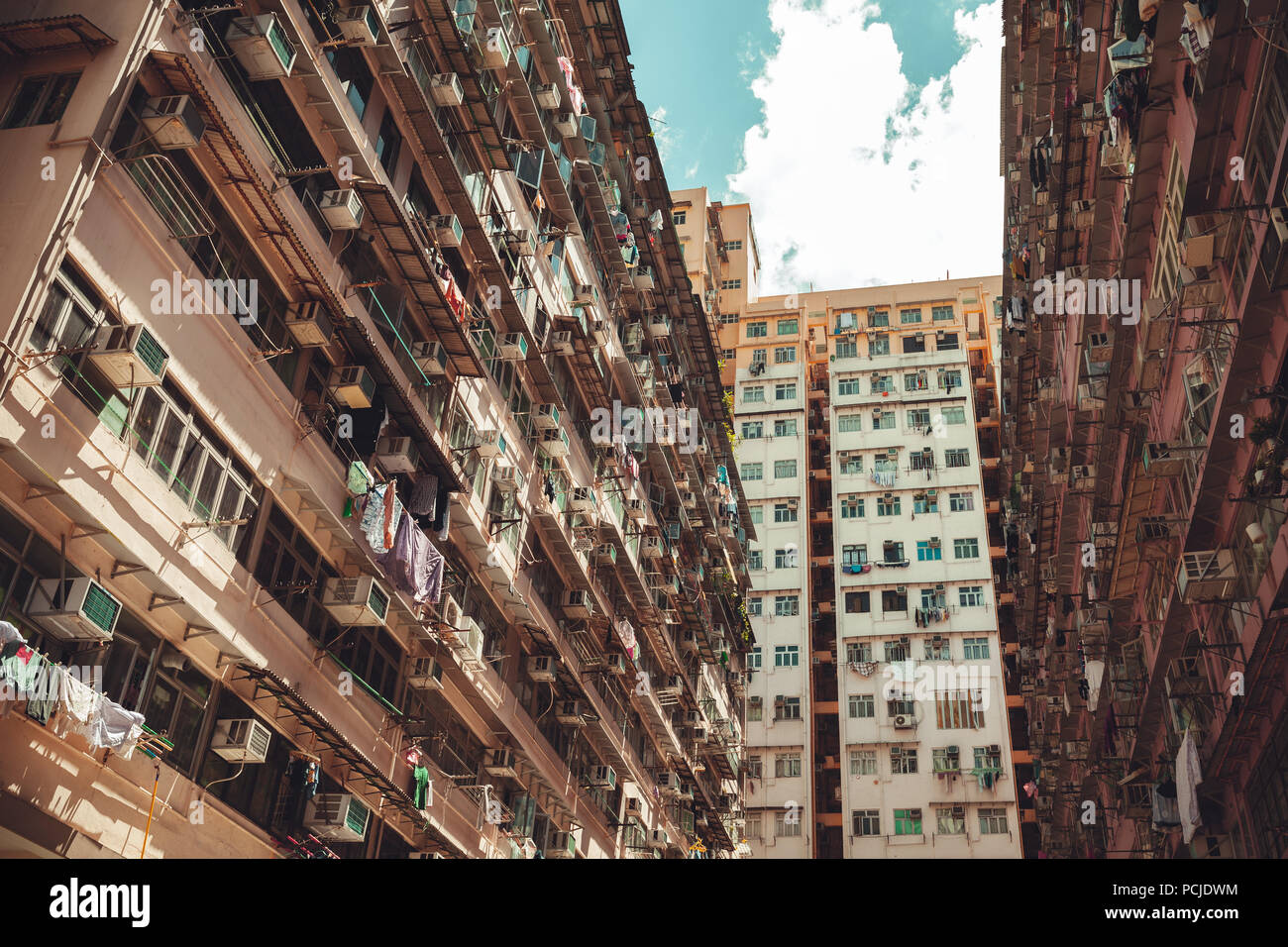 Hong Kong architettura urbana sfondo, enorme blocco di appartamenti pareti. Vintage foto stilizzata con tonale filtro di correzione Foto Stock