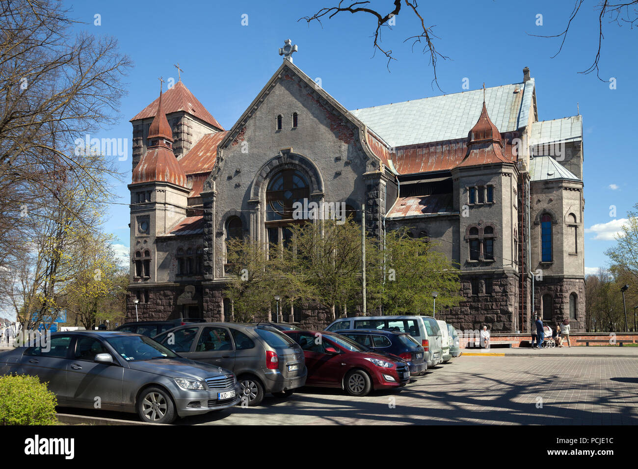 La lettonia, LIEPAJA - maggio 7: La Chiesa di Lutero a Liepaja è stato costruito di pietra scolpita dalla Finlandia a forma di croce. Vista dell'edificio di Lutero C Foto Stock