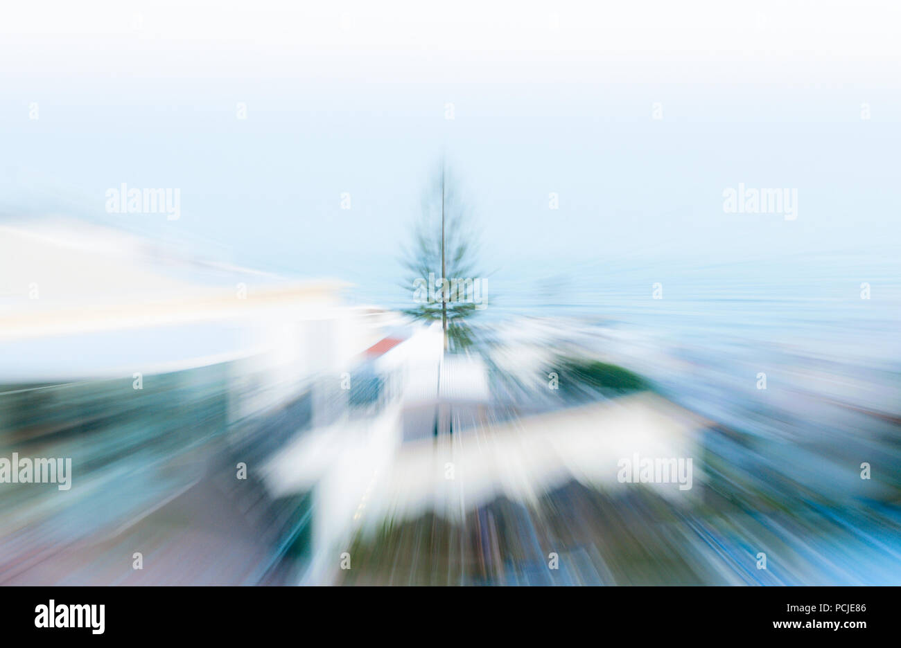 Senso di marcia ad alta velocità verso o in allontanamento da una città con un albero posizionato centralmente Foto Stock
