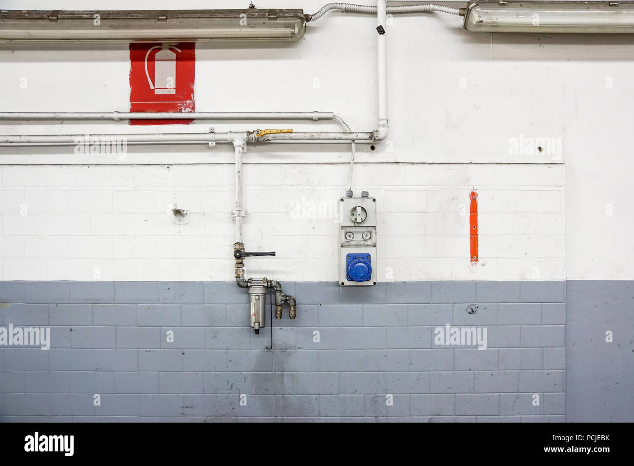 Abbandonato il vecchio industrial interior dettaglio in corrispondenza della parete Foto Stock