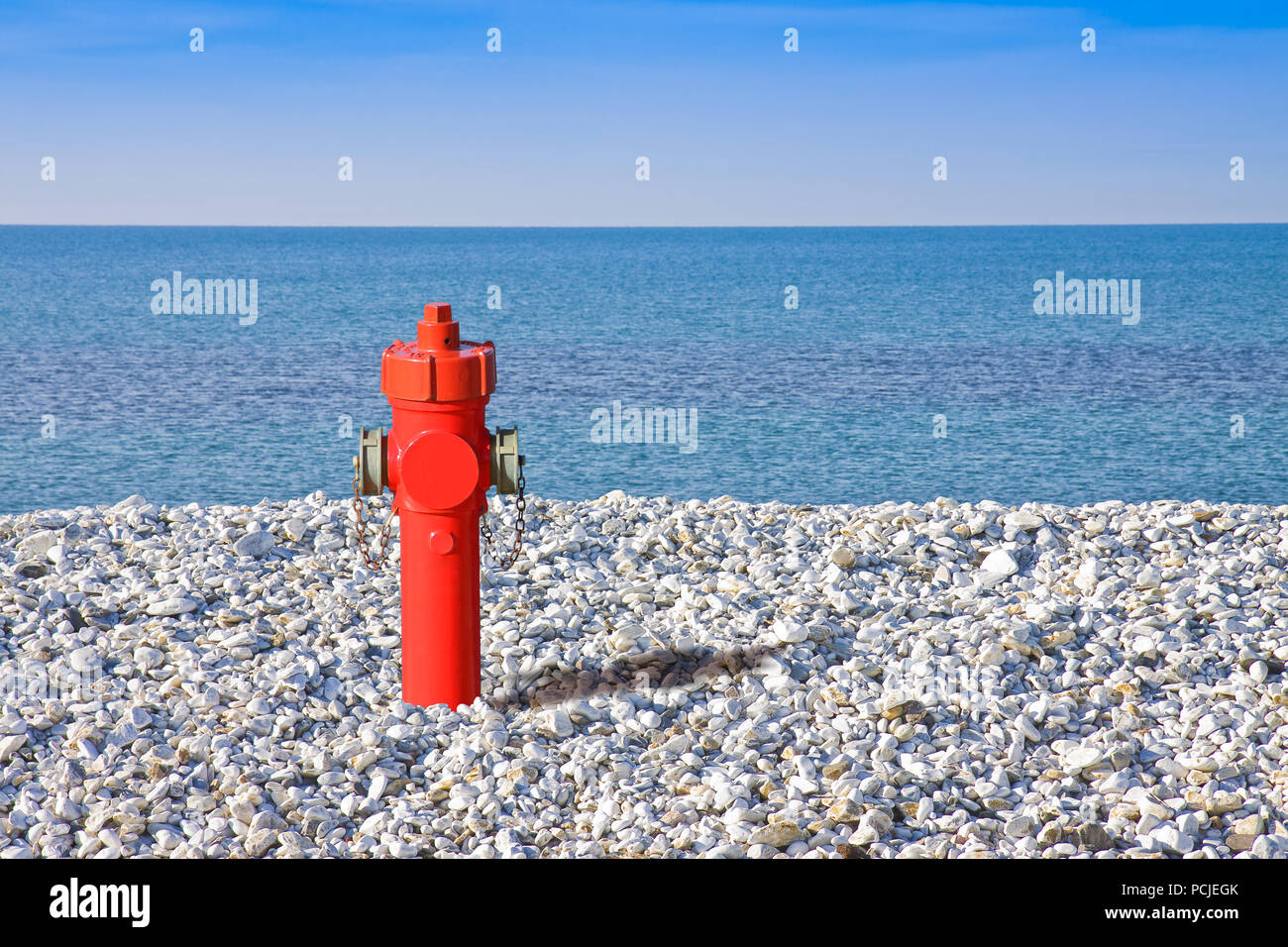Un improbabile idrante al mare. Molta acqua Concetto di immagine Foto Stock