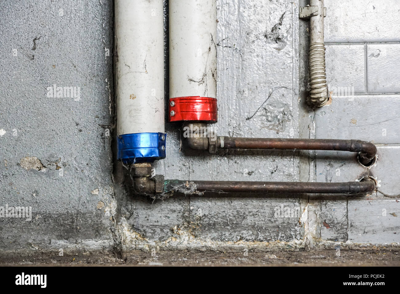 Onduct acqua calda e acqua fredda tubi di comunicazione in isolamento termico Foto Stock