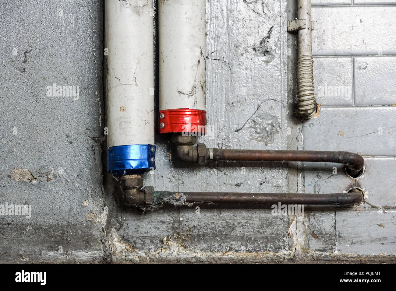 Onduct acqua calda e acqua fredda tubi di comunicazione in isolamento termico Foto Stock
