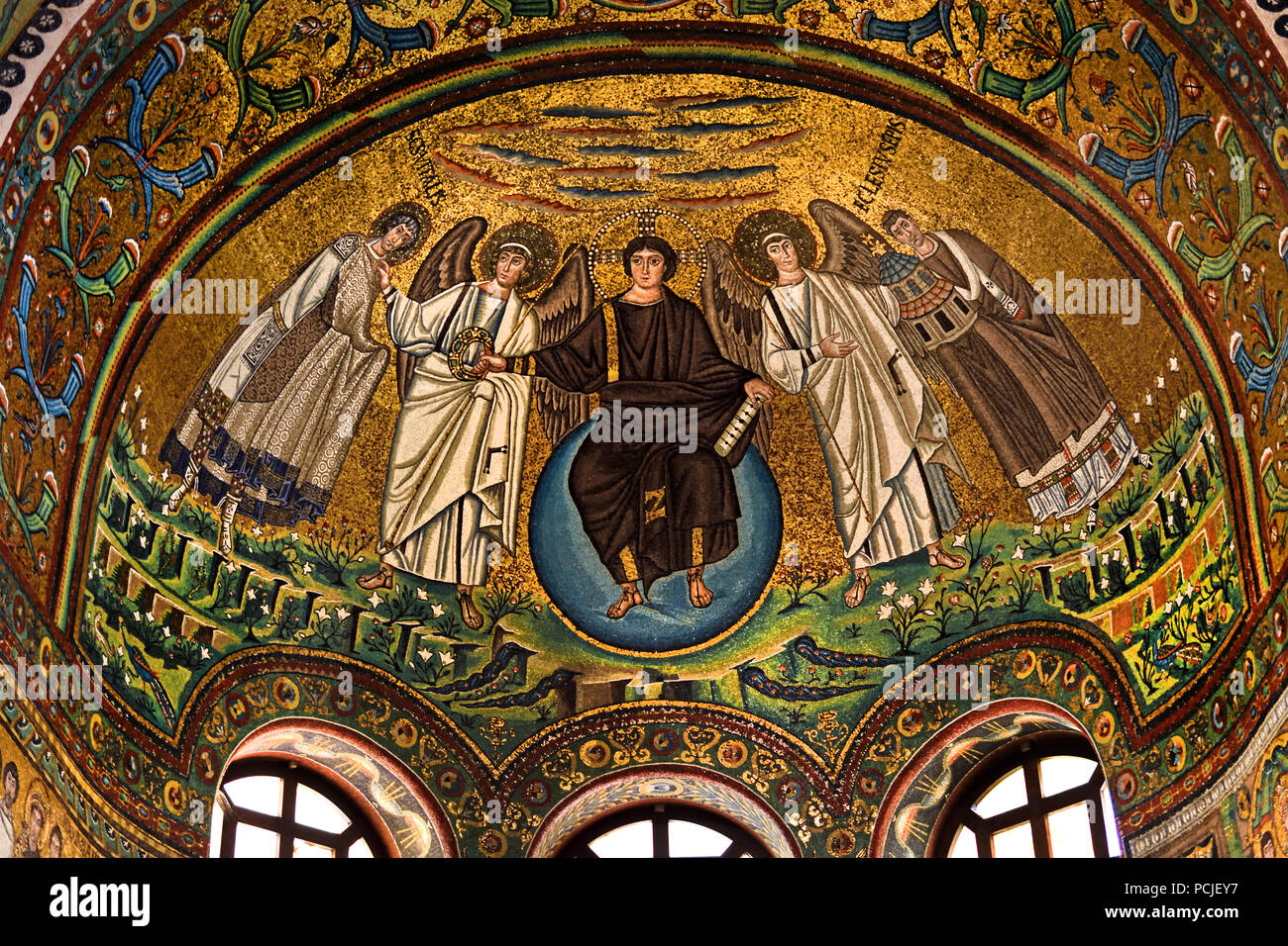 Raffigurante Cristo come Creatore del cosmo nella Basilica di San Vitale 547 annuncio del VI secolo in Ravenna - Mosaici ( tardo romana e bizantina, architettura) Emilia Romagna - Italia settentrionale. ( UNESCO World Heritage Site ) Foto Stock