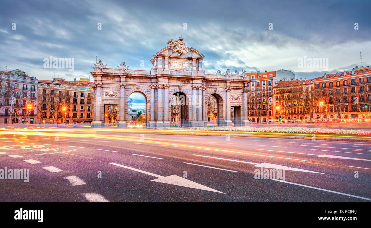La Porta di Alcalá (Puerta de Alcala) è una delle antiche porte della città di Madrid, Spagna. Era l'ingresso di persone provenienti dalla Francia, Arago Foto Stock