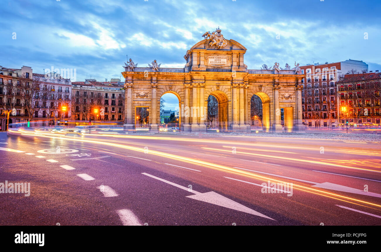 La Porta di Alcalá (Puerta de Alcala) è una delle antiche porte della città di Madrid, Spagna. Era l'ingresso di persone provenienti dalla Francia, Arago Foto Stock