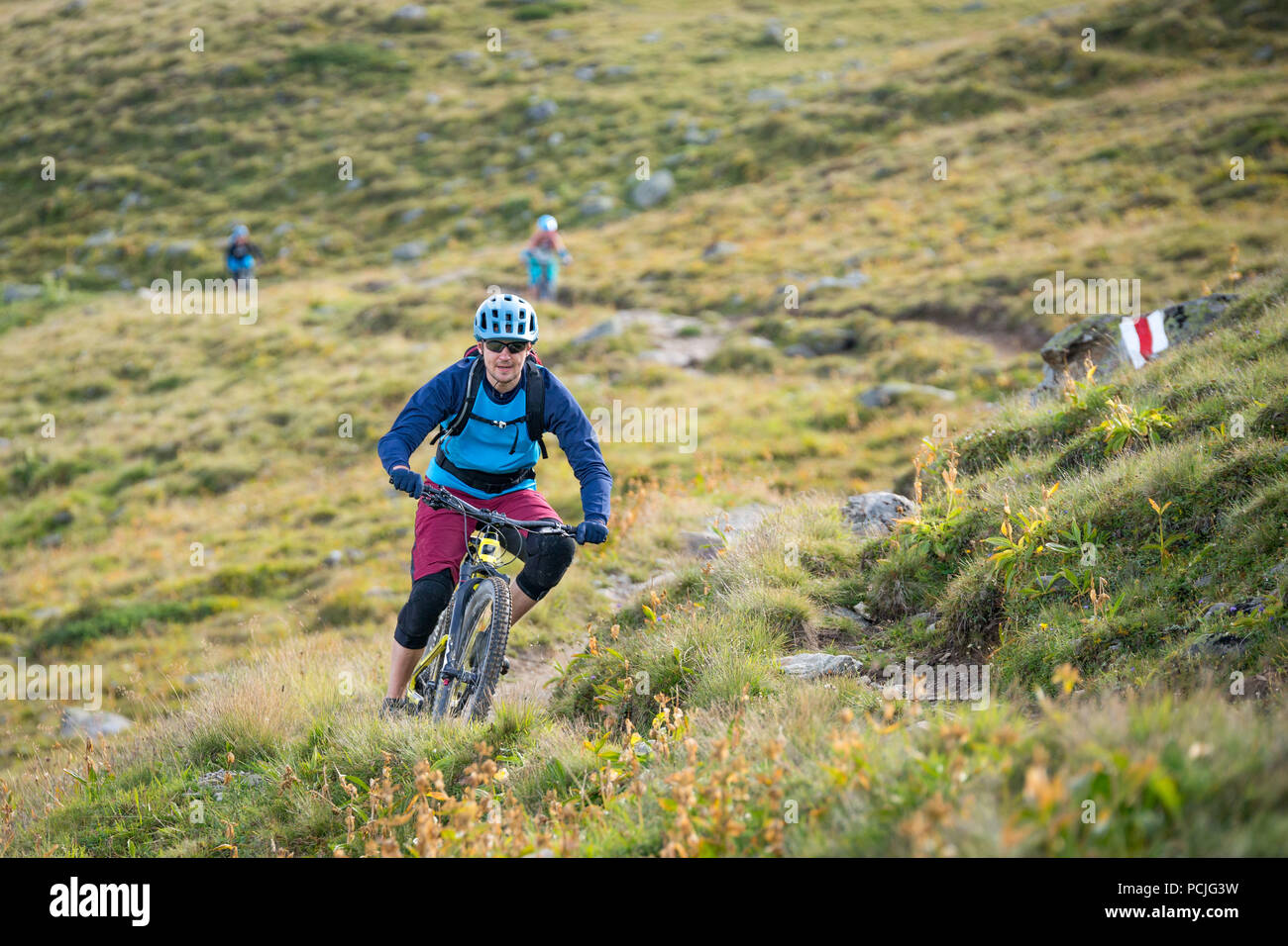 Uomo in mountain bike nelle alpi svizzere vicino a Davos, Grigioni, Svizzera Foto Stock