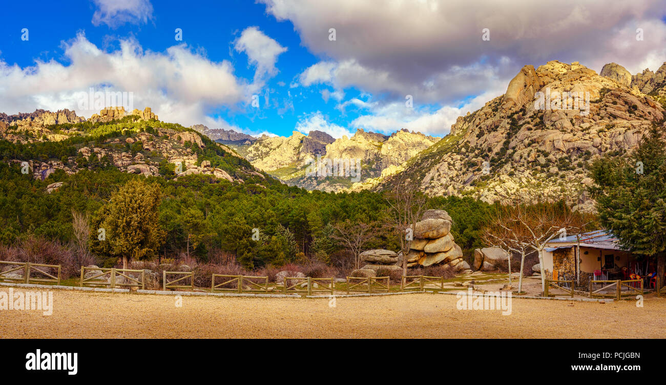 La Pedriza si trova nello stato di Madrid, Spagna, integrato nel Parque Regional de la Cuenca Alta del Manzanares. È un luogo perfetto per la dai Foto Stock