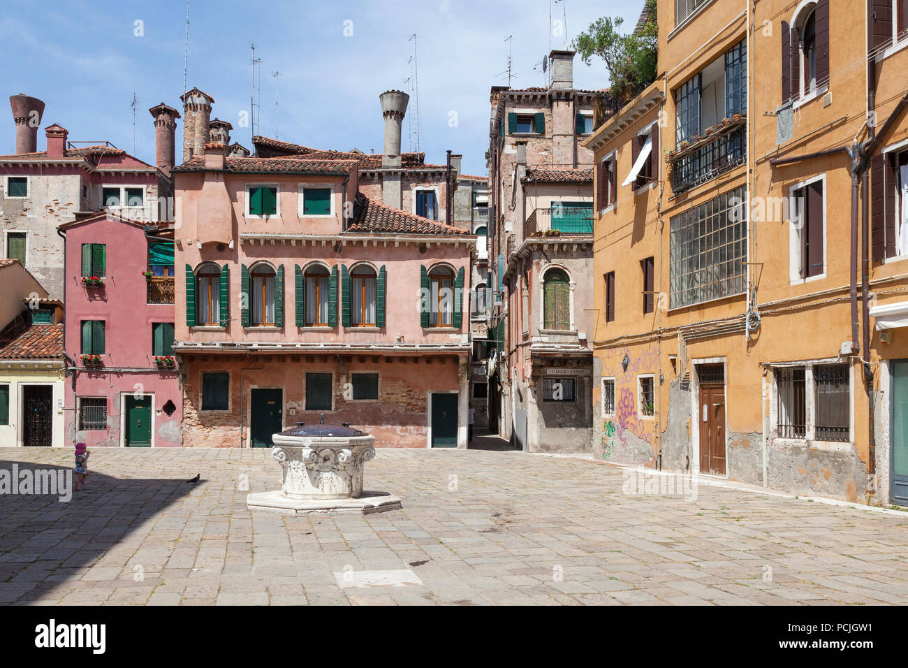 Campo della Maddalena, Cannaregio, Venezia, Veneto, Italia con le sue pittoresche case medievali e i camini di veneziano intorno ad un antico pozzo di testa o di poz Foto Stock