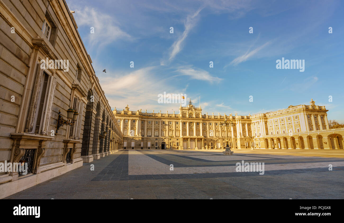 Il Palazzo Reale di Madrid è la residenza ufficiale della famiglia reale spagnola. Si trova nel centro della citta'. Foto Stock