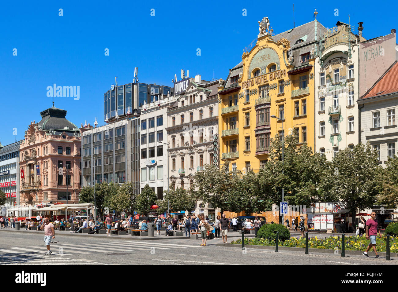 Una selezione di hotels, sole luminoso cielo blu, Wenseslas Square, Praga, Repubblica Ceca Foto Stock