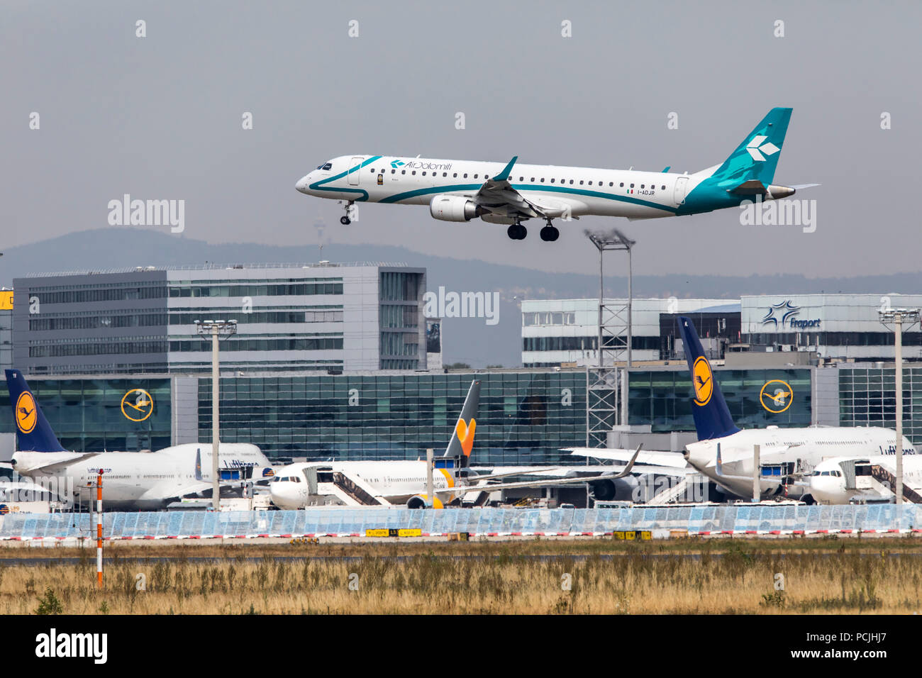 Frankfurt / Main Airport, FRA, Fraport, Air Dolomiti, Embraer ERJ-195LR avvicinando, terminale 2 edificio, Foto Stock