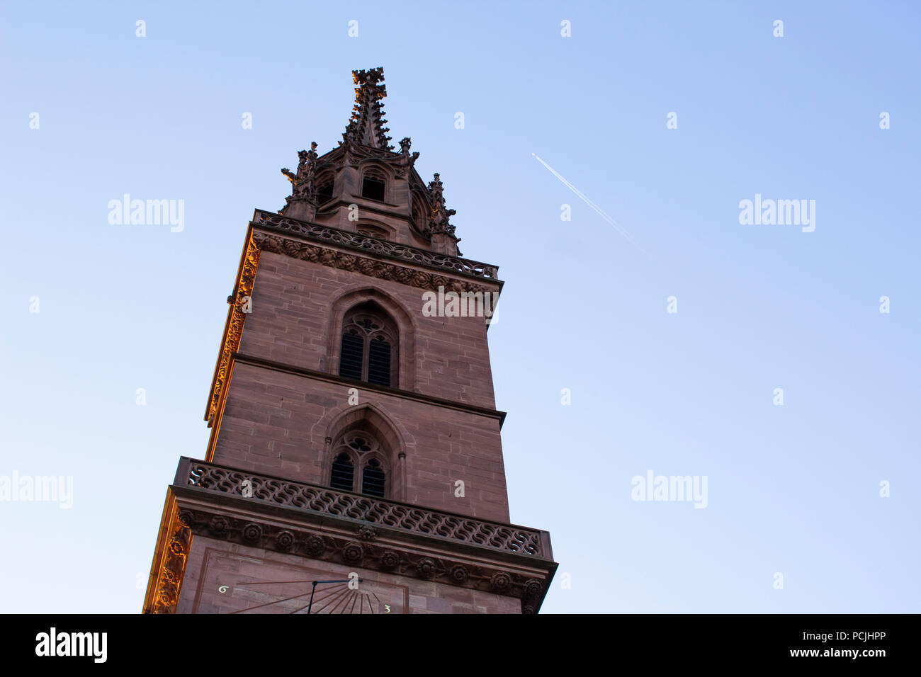 La torre della cattedrale di Basilea (chiesa e ex cattedrale) a Basilea, in Svizzera. Foto Stock