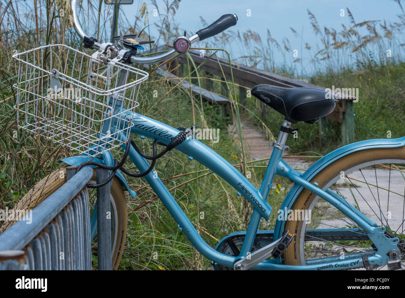 Cruiser bike parcheggiato a fianco di una spiaggia pubblica di accesso in Spiaggia di Jacksonville, Florida. (USA) Foto Stock