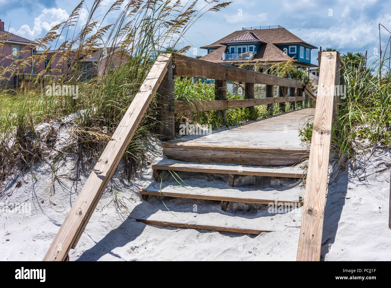 Case sulla spiaggia e il lungomare in legno accesso alla spiaggia di Jacksonville Beach, Florida. (USA) Foto Stock