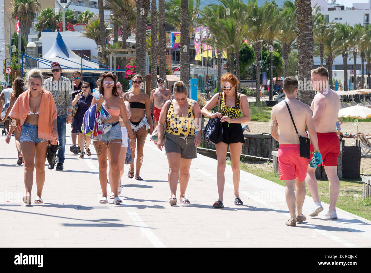 I visitatori e i turisti in San Antonio a Ibiza, Spagna. Foto Stock