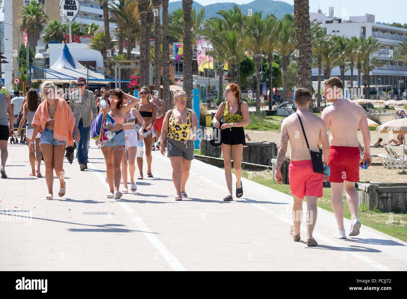 I visitatori e i turisti in San Antonio a Ibiza, Spagna. Foto Stock