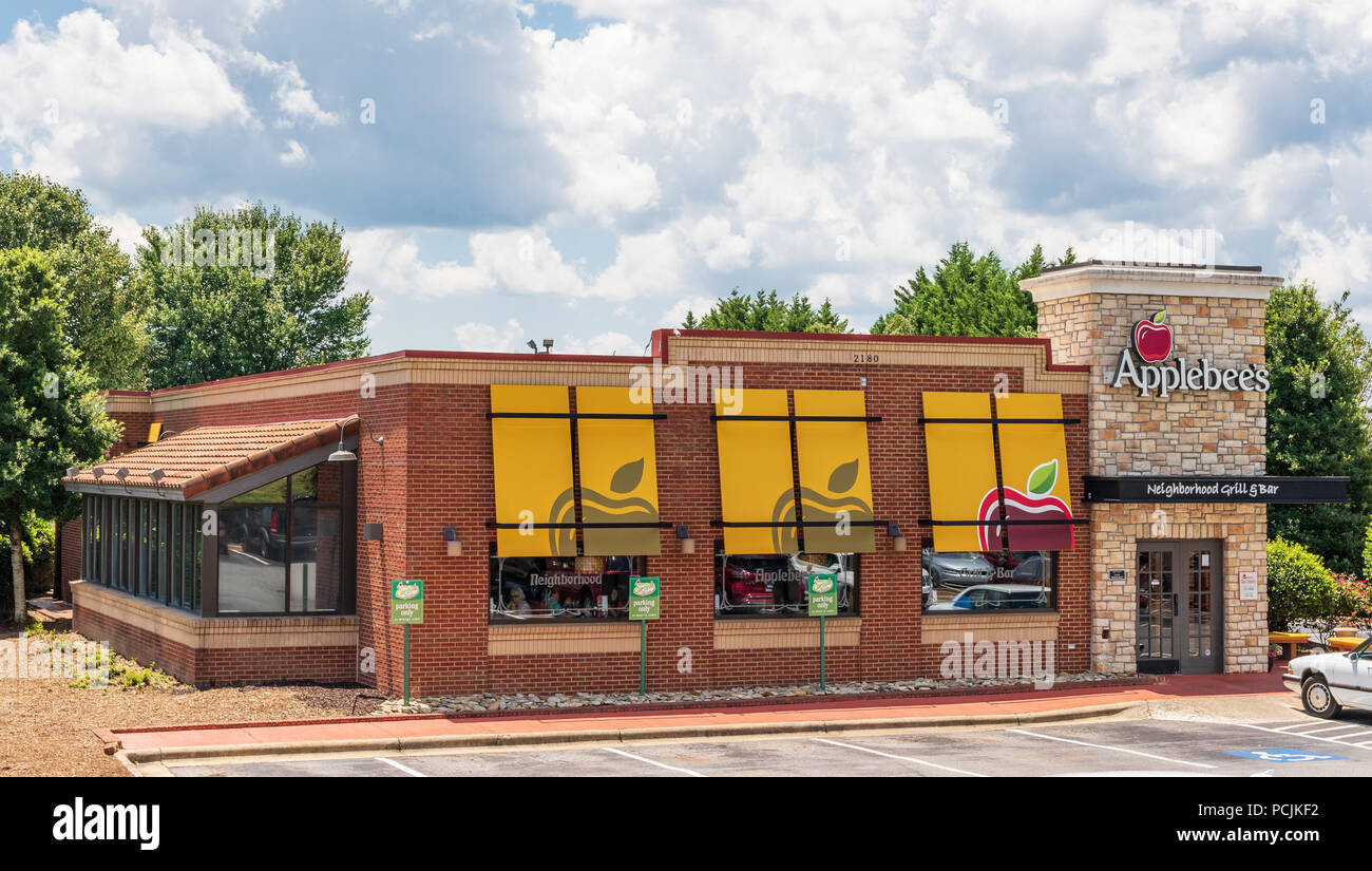 HICKORY, NC, Stati Uniti d'America-26 luglio 18: un locale Applebee's Neighborhood Grill & Bar posizione. Nel 2007, la catena è stata acquistata da IHOP. Foto Stock
