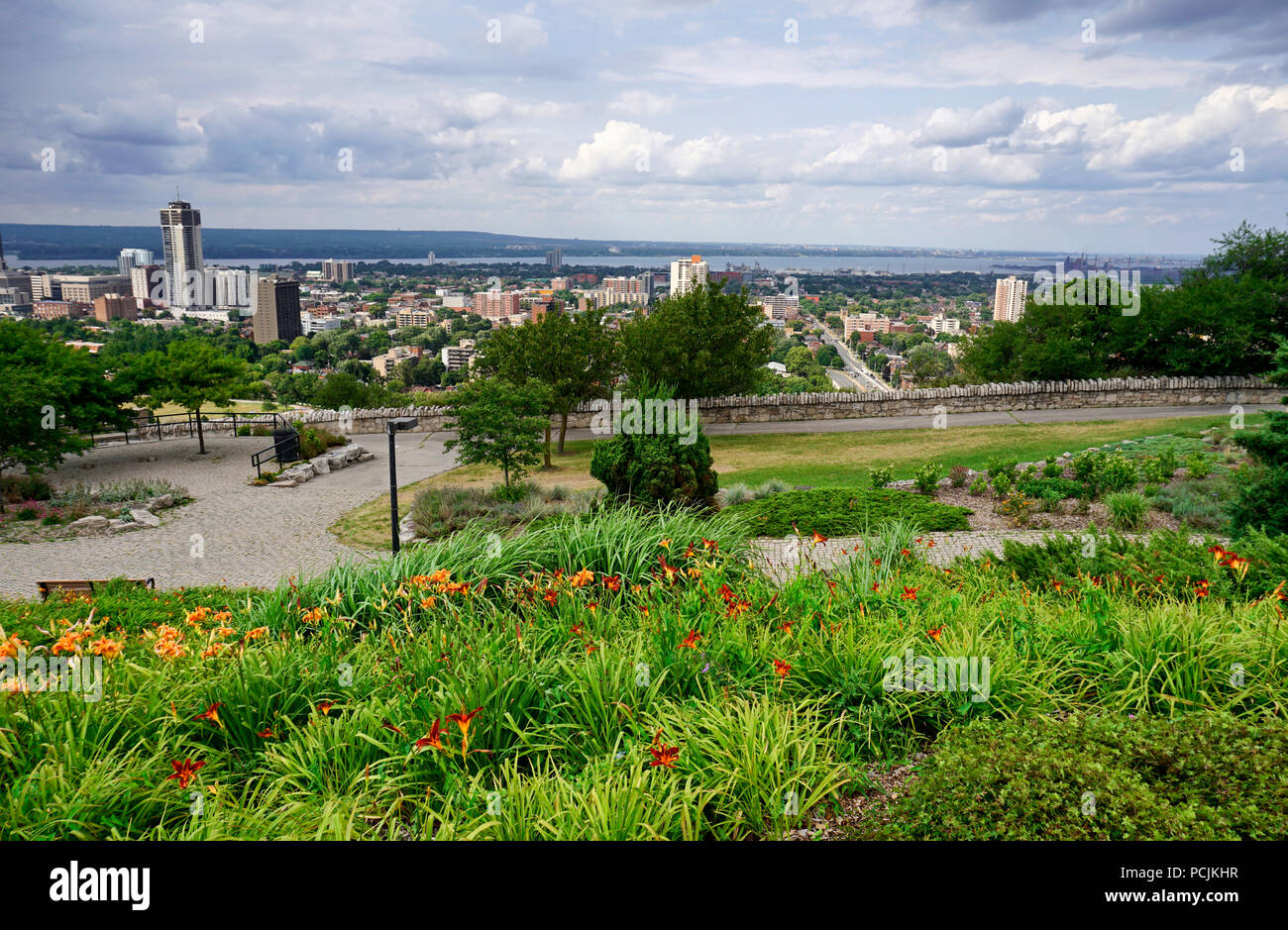 Si affacciano su Hamilton punti di riferimento della città e il lungomare skyline con aiuole paesaggistici sulla sommità della scarpata del Niagara lungo il sentiero blu nel giorno nuvoloso in summ Foto Stock