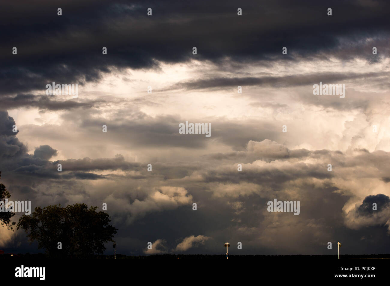 Nuvole scure venite a rotolamento in oltre il Lago Huron Foto Stock