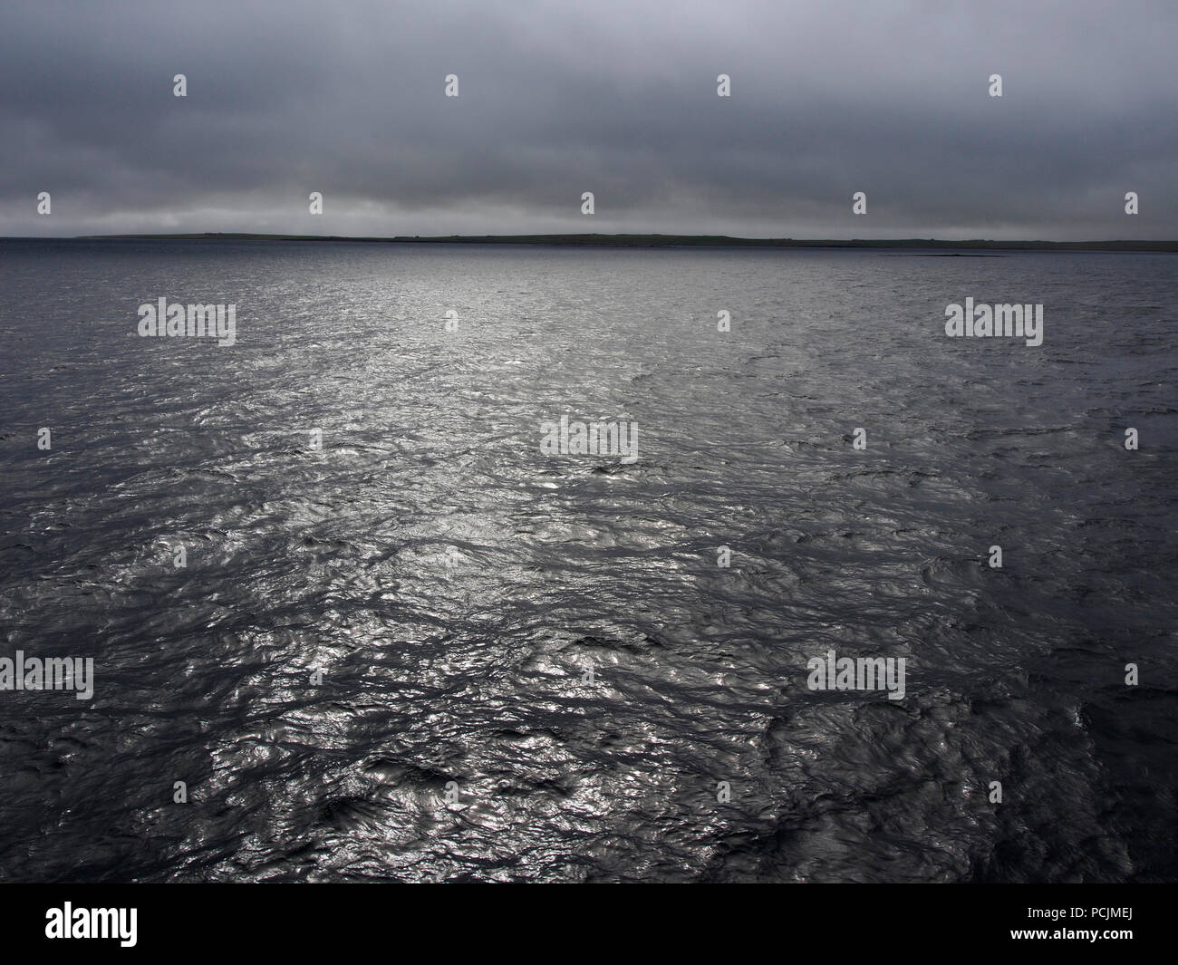 Mare dal traghetto per Eday, Orkney Foto Stock