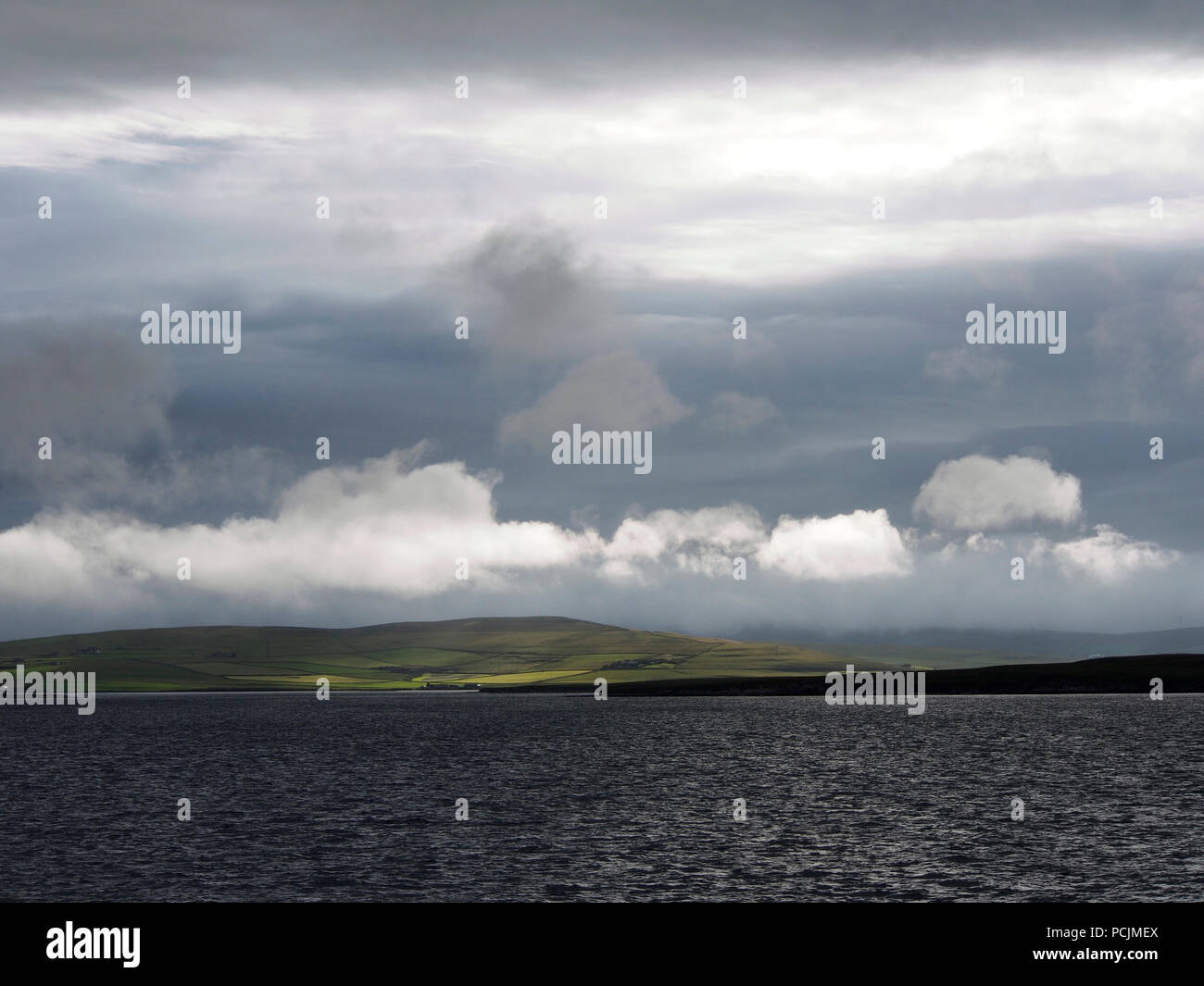 Skies da Eday - traghetto a Kirkwall Foto Stock