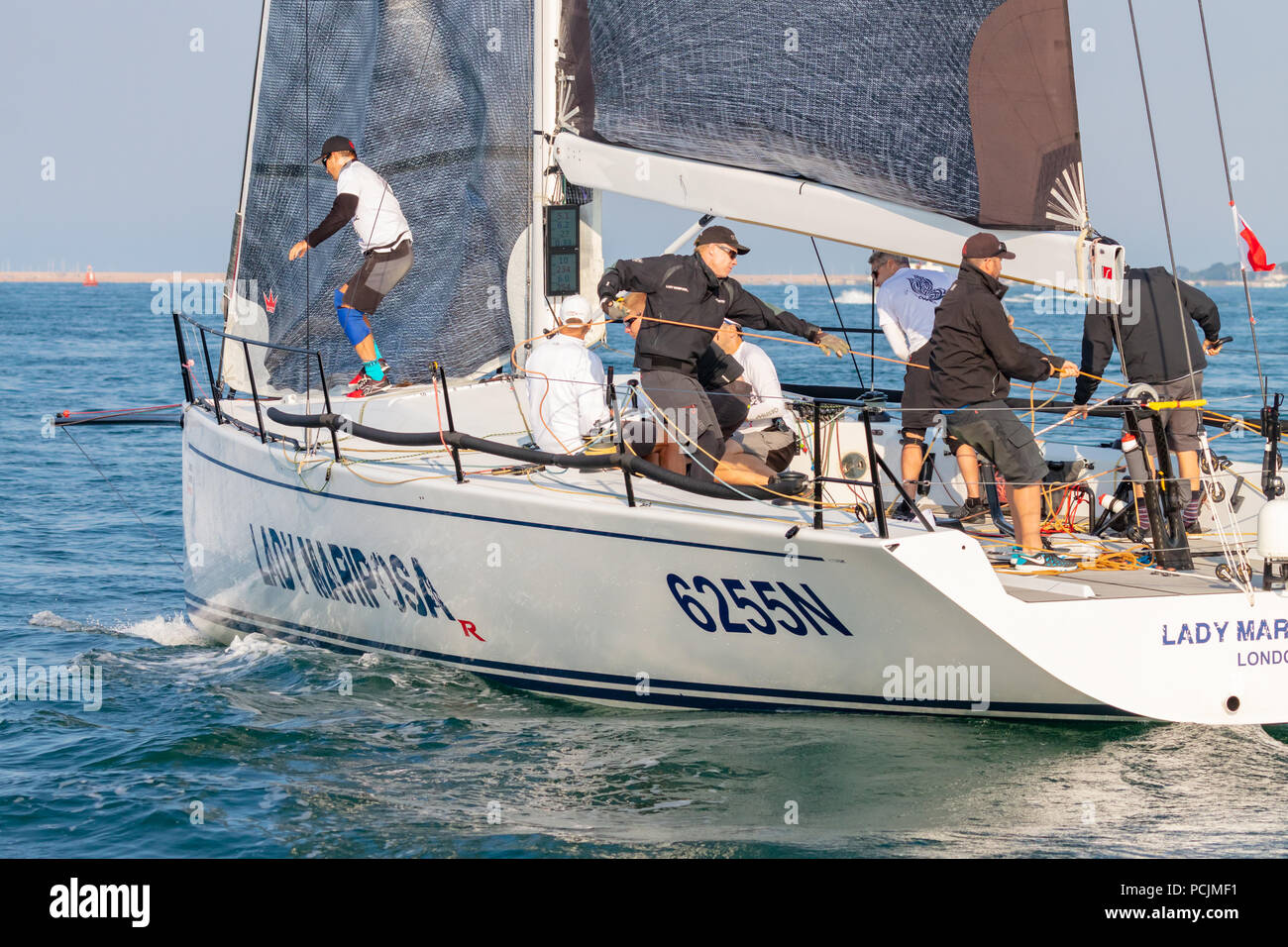 Canale in inglese, nr Isle of Wight, Regno Unito; 7 luglio 2018; i membri dell'equipaggio a bordo di lavoro Ker 46 Yacht, Lady Mariposa competere nel giro dell'isola gara Foto Stock