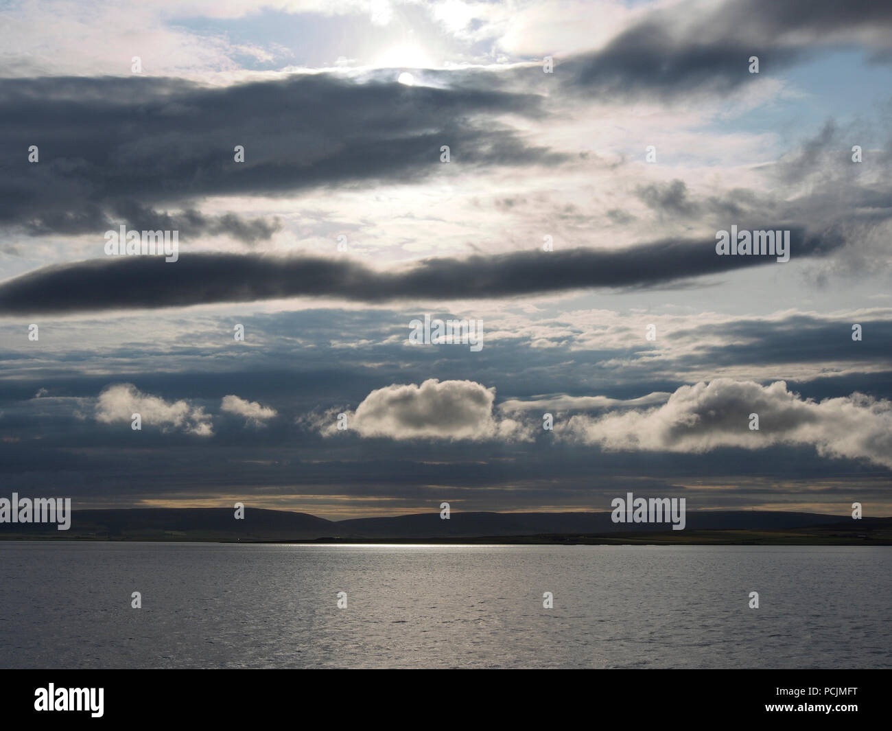 Il mare e il cielo sulla terraferma da Sanday - Kirkwall traghetti Orkney Foto Stock