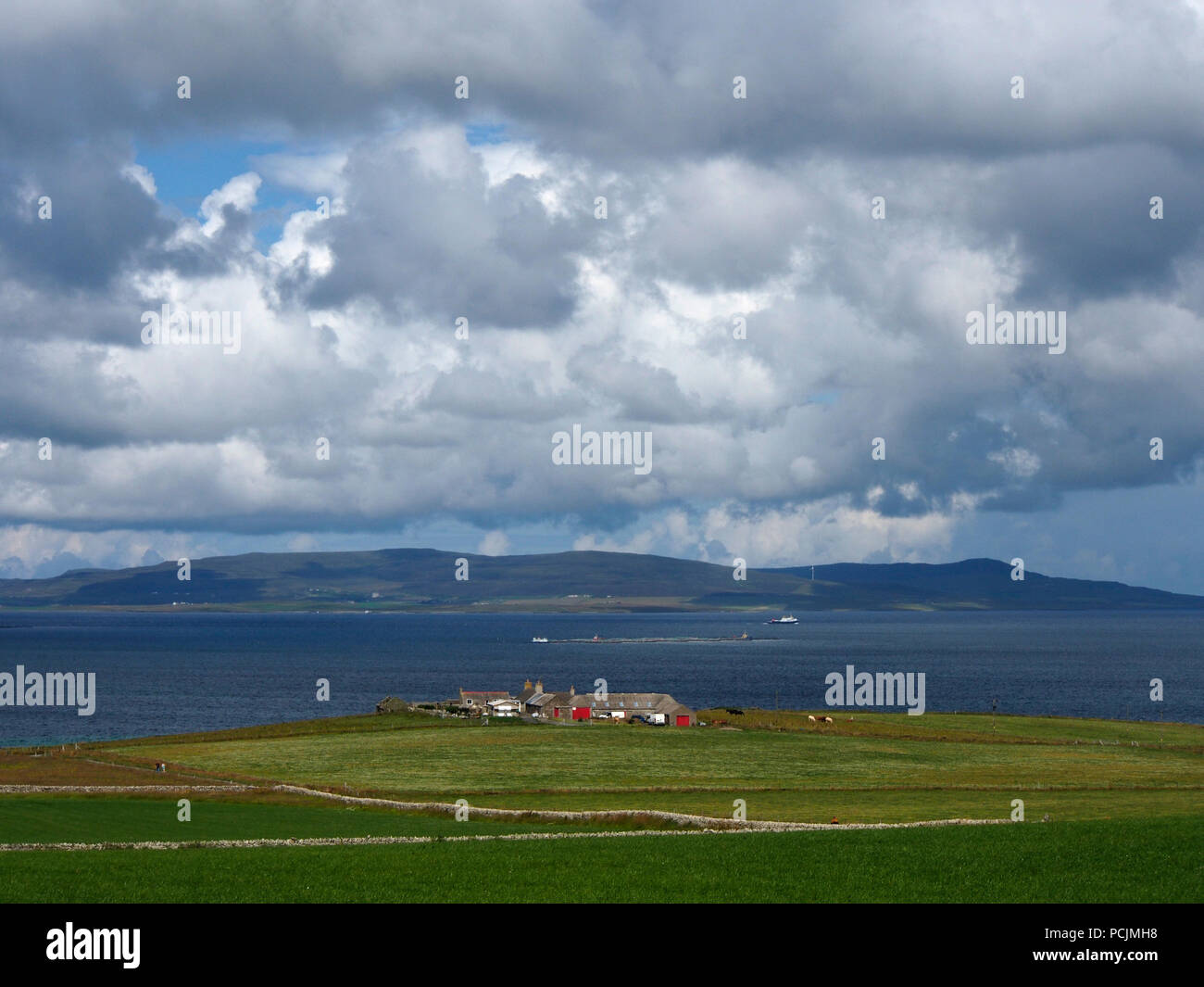 Shapinsay, isole Orcadi, guardando verso Rousay Foto Stock