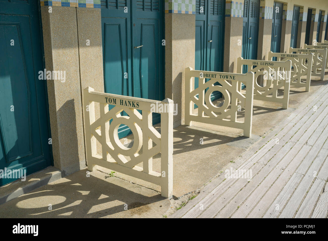 Film iconico stelle beach capanne o cabine in Les Planches boardwalk a Deauville, Francia chiamato dopo film stelle Foto Stock